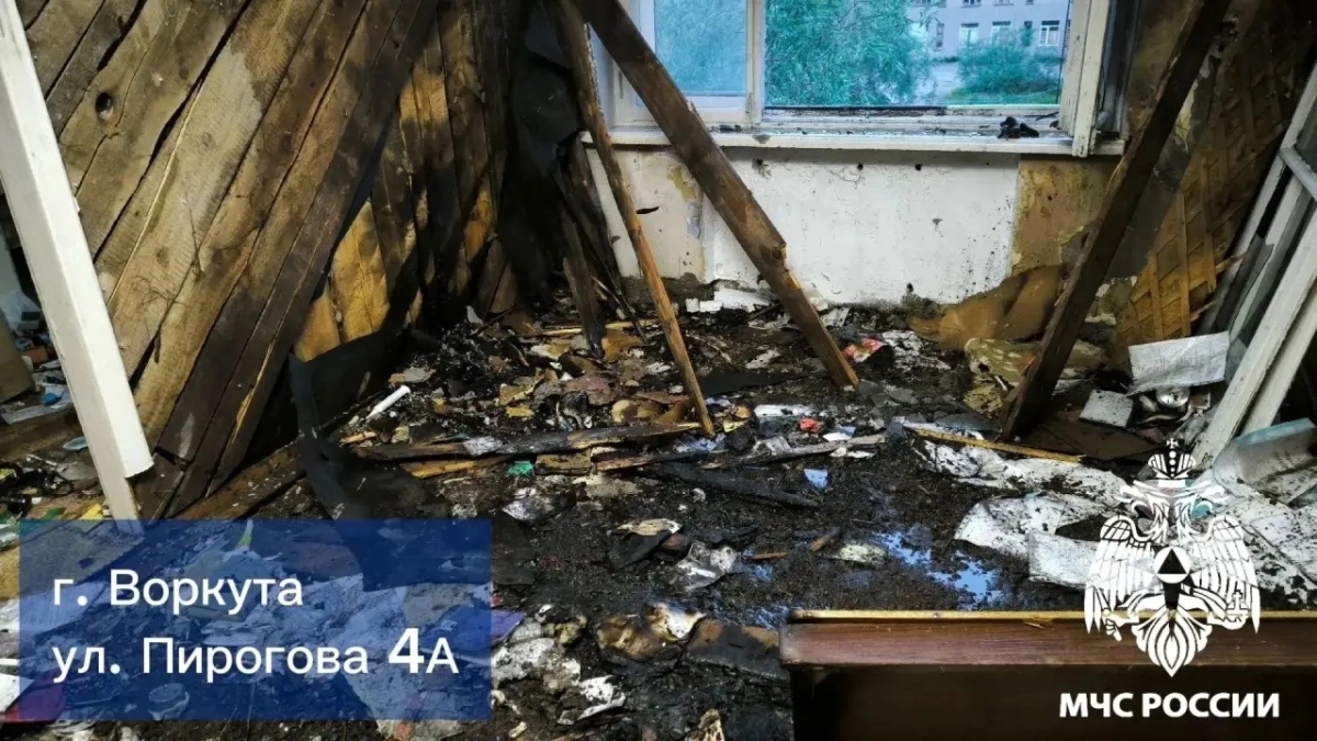 В Коми спасатели вынесли из полыхающей квартиры 83-летнего мужчину