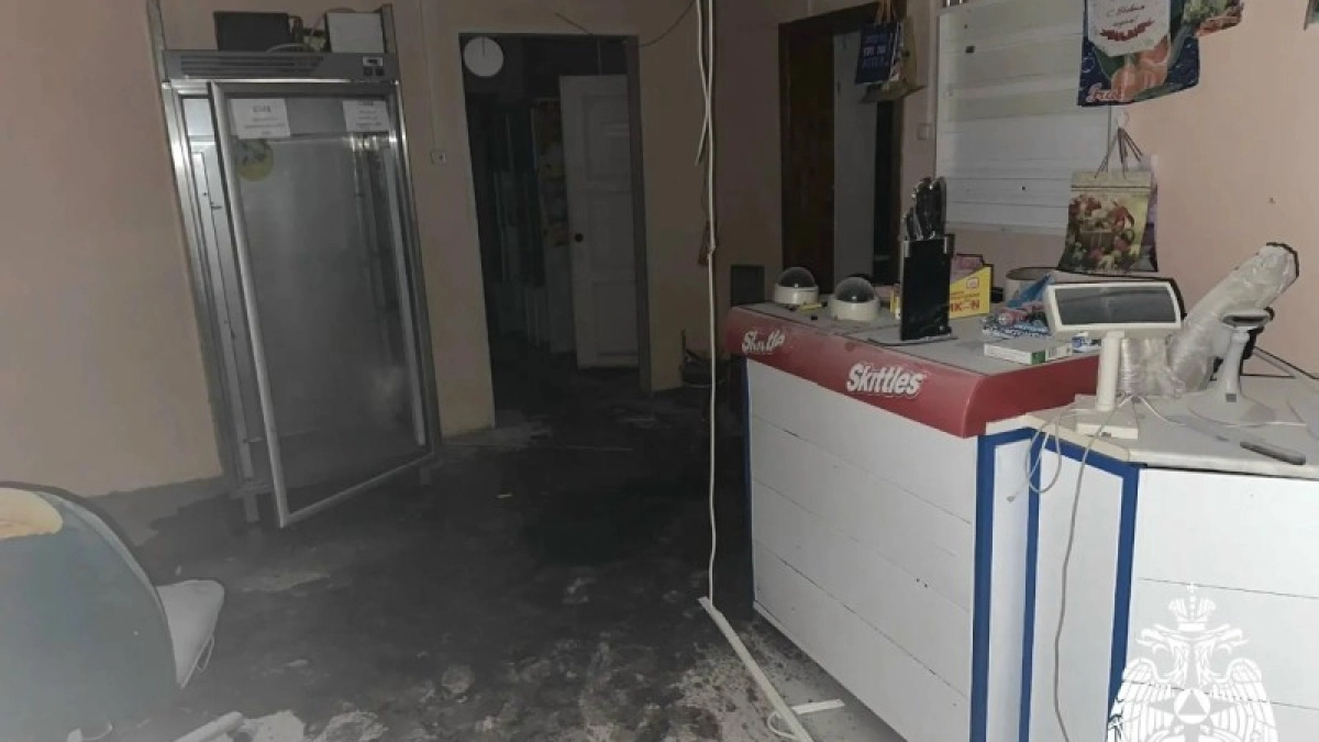 В Коми из горящего неэксплуатируемого здания вывели 5 человек