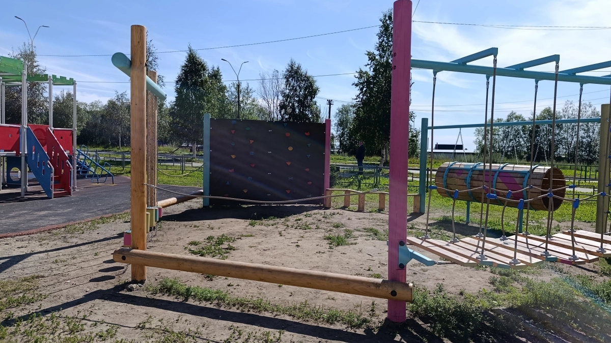 В одном из северных городов Коми после комплексного обновления открылась детская площадка