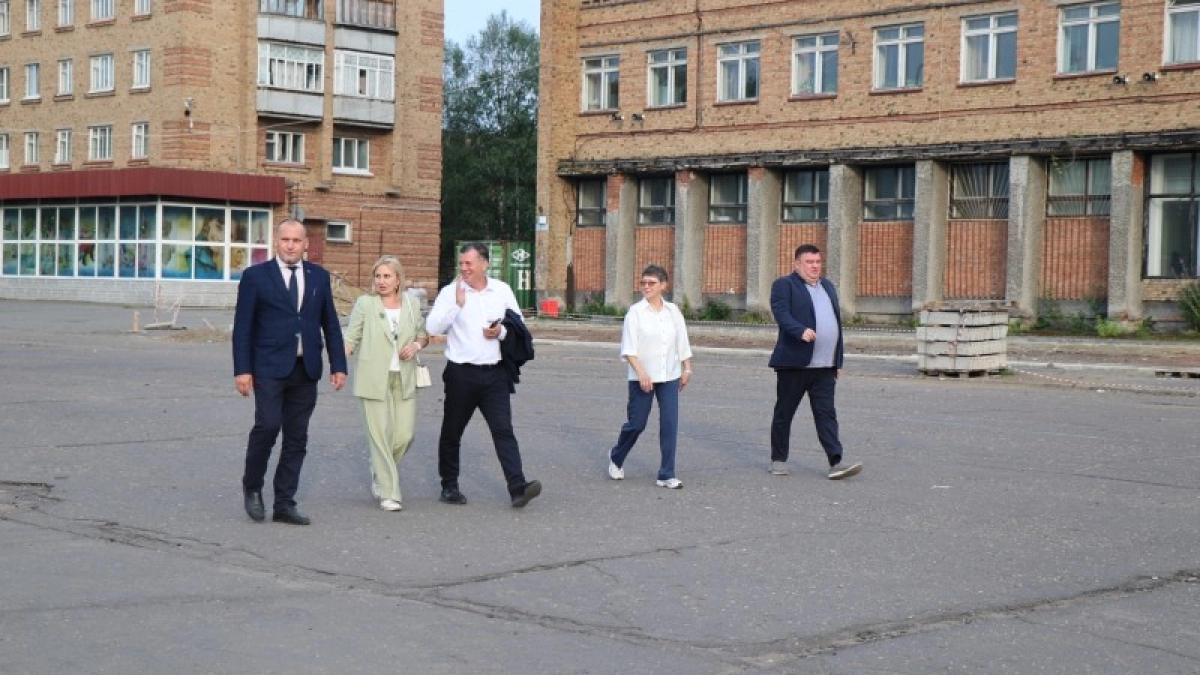 Эдуард Слабиков проинспектировал благоустройство общественной территории в северном городе Коми