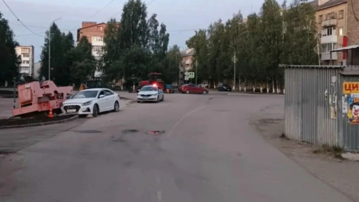 В Коми водитель иномарки не справился с управлением и протаранил дорожный каток