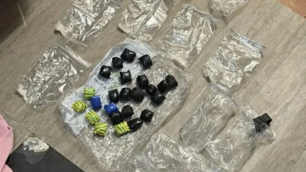 В Сыктывкаре оперативники изъяли у двоих курьеров около сотни свертков с запрещенным веществом