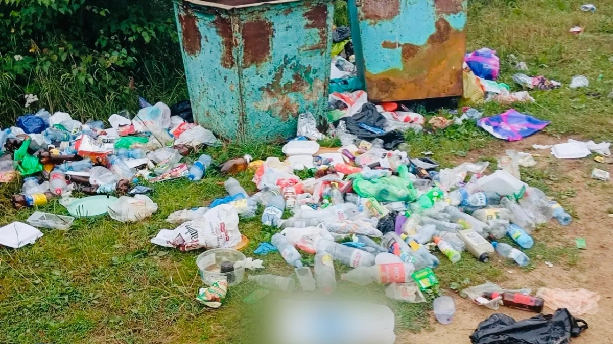 Свалку бытовых отходов ликвидируют в Сыктывкаре: мусор разнесло ветром на десятки метров
