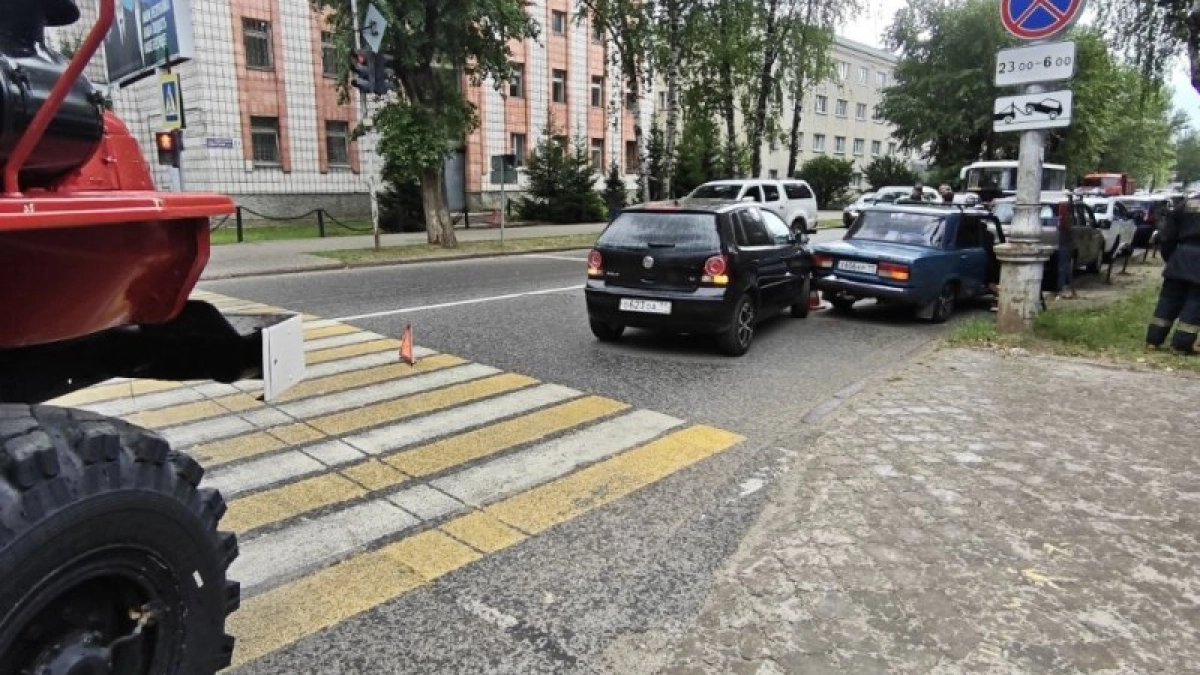В Сыктывкаре иномарка въехала в отечественную "Ладу": два человека попали в больницу