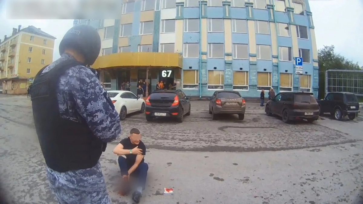 В Коми 19-летний юноша устроил дебош в здании муниципальной бухгалтерии и сломал себе ногу 