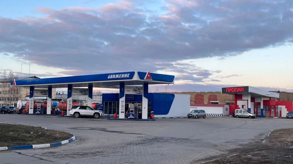 Топливо дешевеет третью неделю подряд: разница в цене между заправками Сыктывкара достигает 12 рублей