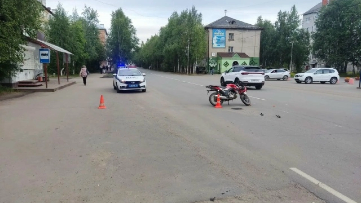В Коми подросток на питбайке врезался в ВАЗ после падения с тротуара