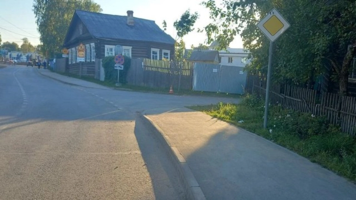 В Сыктывкаре водитель болотохода въехал в дорожный знак и опрокинулся: мужчина в больнице 