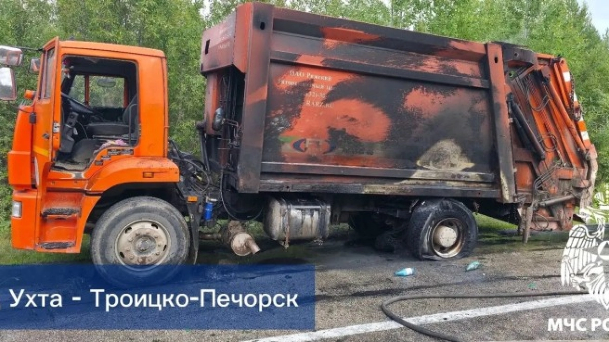 В Коми на трассе загорелся мусоровоз 