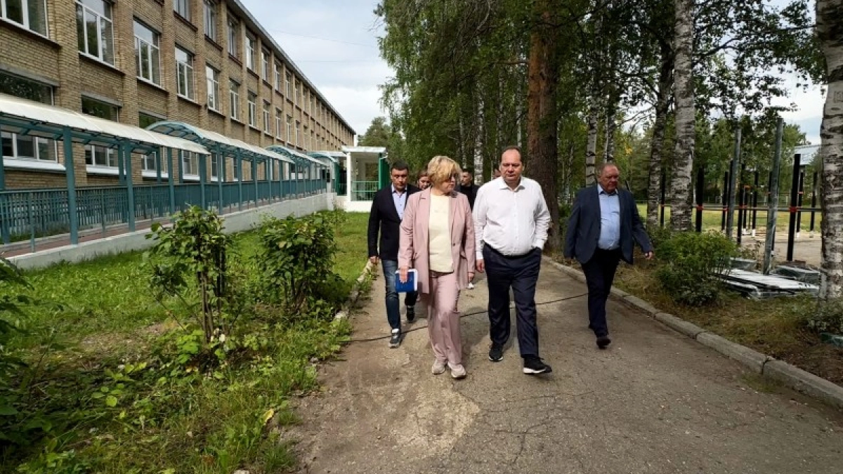 Гольдштейн поручил добавить беговую дорожку к строящейся спортплощадке в одной из сельских школ Коми