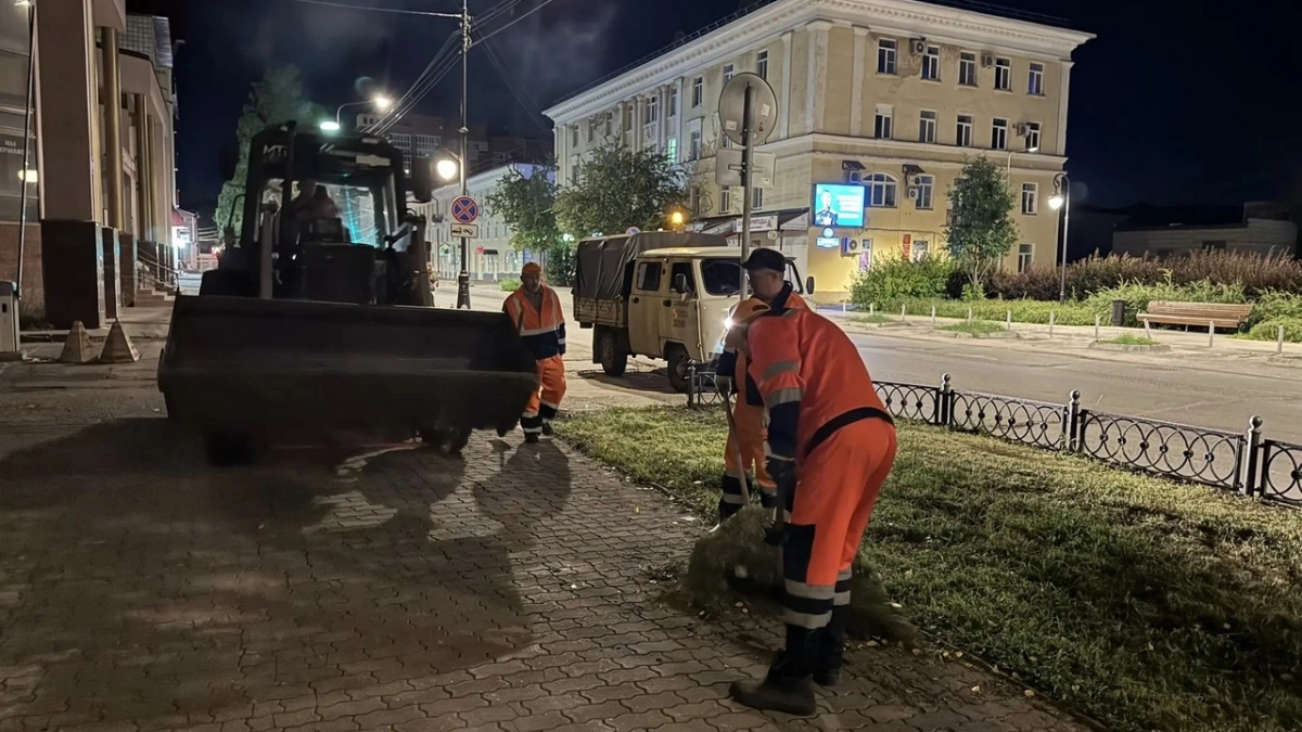 В Сыктывкаре коммунальщики работают без выходных: ремонт дорог, покос травы и подготовка к празднику в Эжве