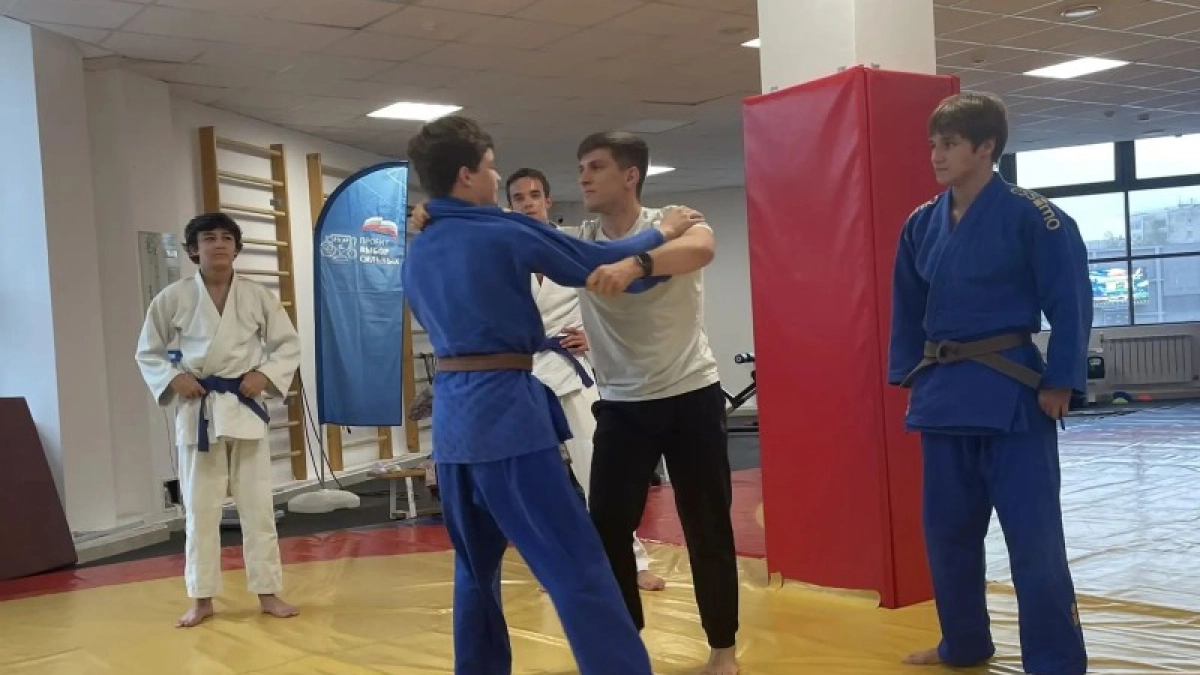 Мастер спорта провёл тренировку по дзюдо для юных спортсменов Коми