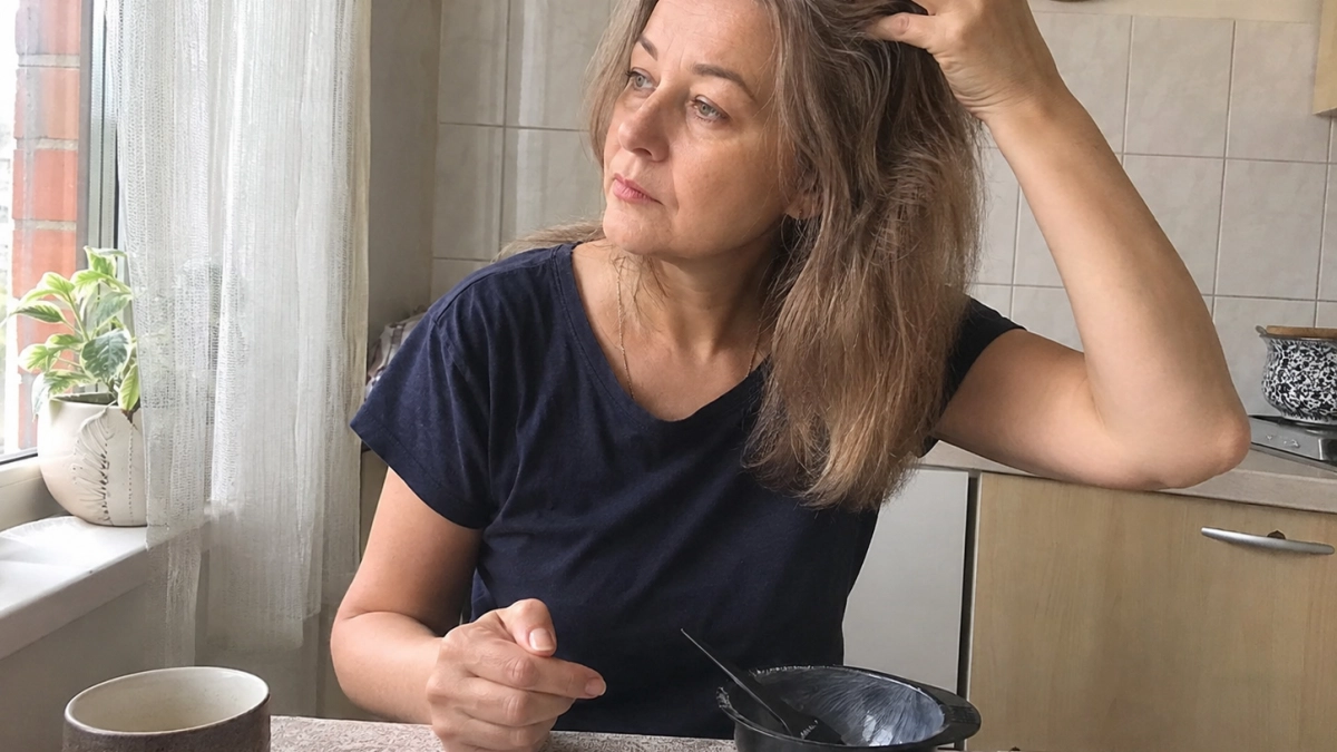 Эффект «шлема» и дешевая желтизна: почему домашнее окрашивание седины старит, и как сделать салонный «дорогой» оттенок прямо на кухне