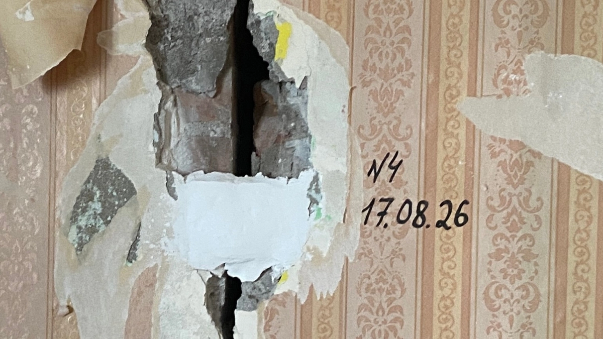 В городе Коми дом с трещиной оборудуют датчиками для слежки за стеной