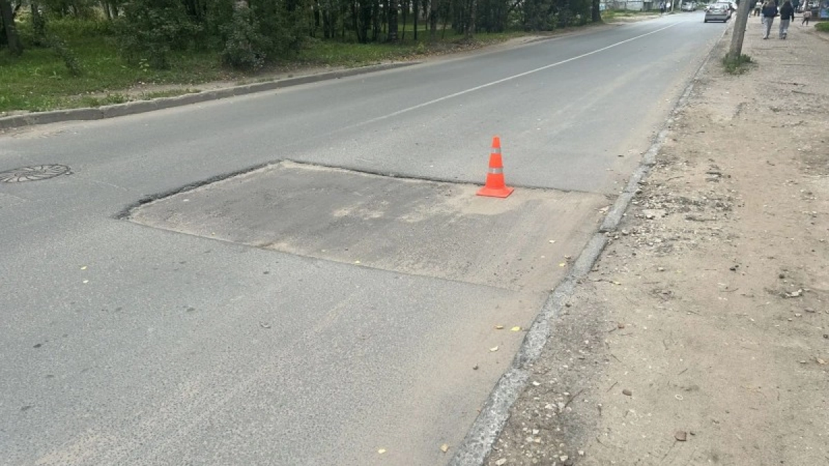 В Сыктывкаре водитель электросамоката попал в больницу после наезда на яму на проезжей части
