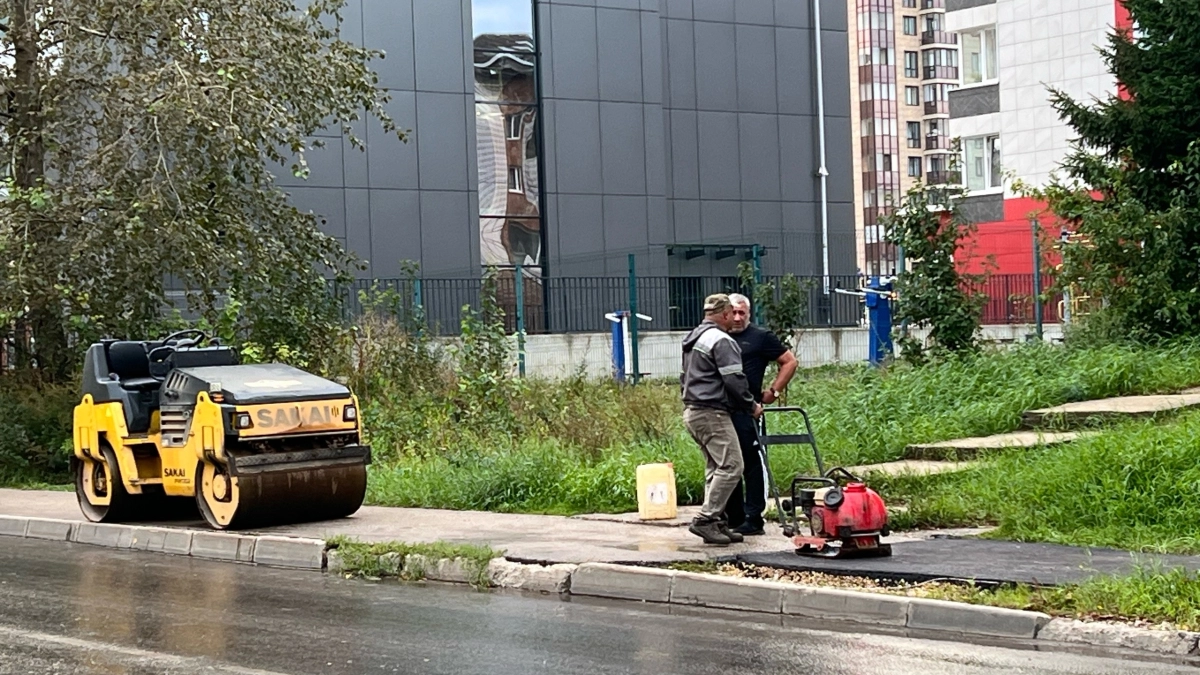 В Сыктывкаре начали ремонт тротуара на улице Красных Партизан, который не обновлялся с советских времён
