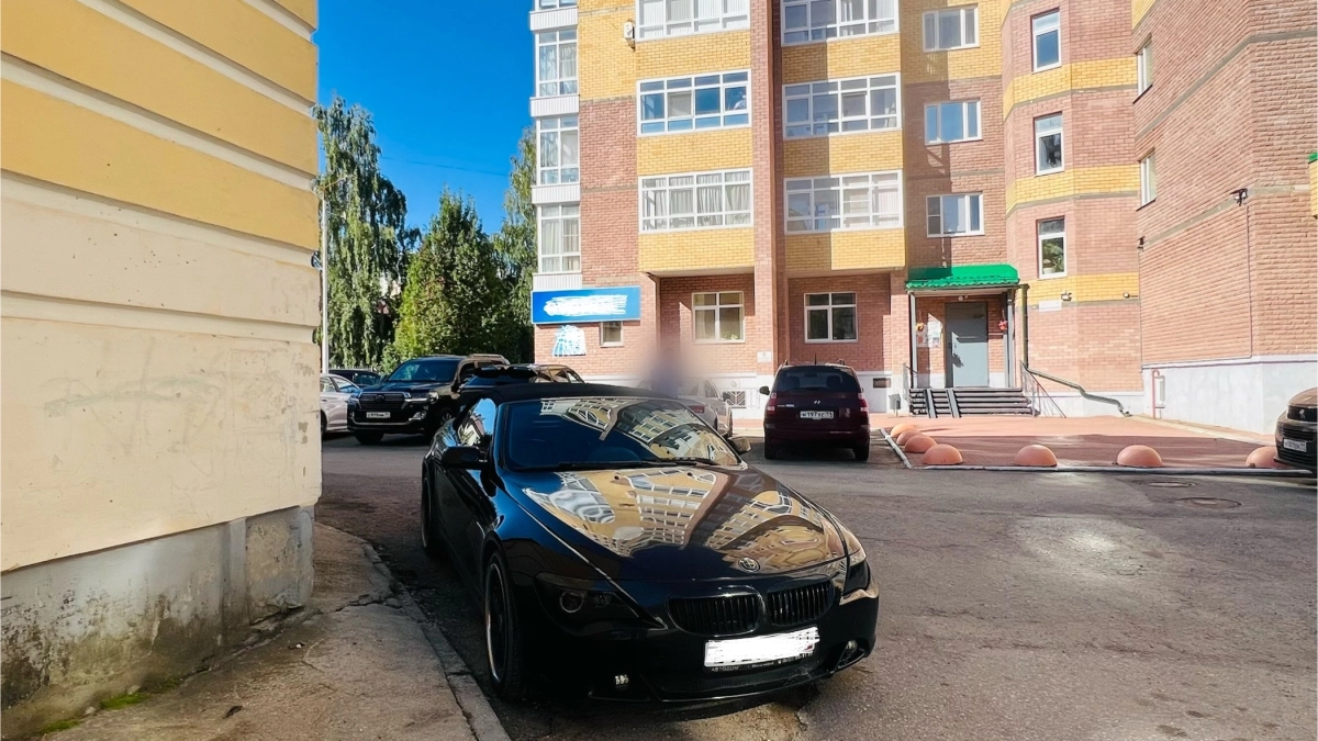 В Коми автовладельцам напомнили о штрафах за парковку у мусорных контейнеров