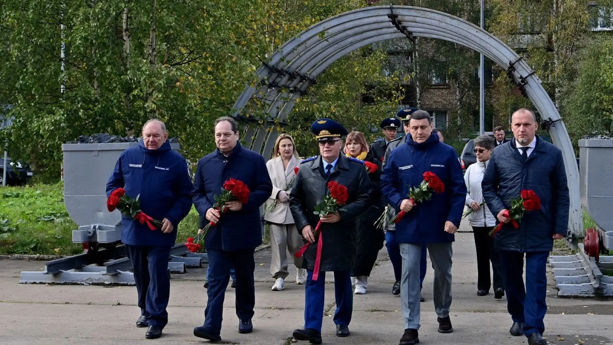 Глава Коми возложил цветы к Мемориалу в сквере шахтёрской славы в Инте