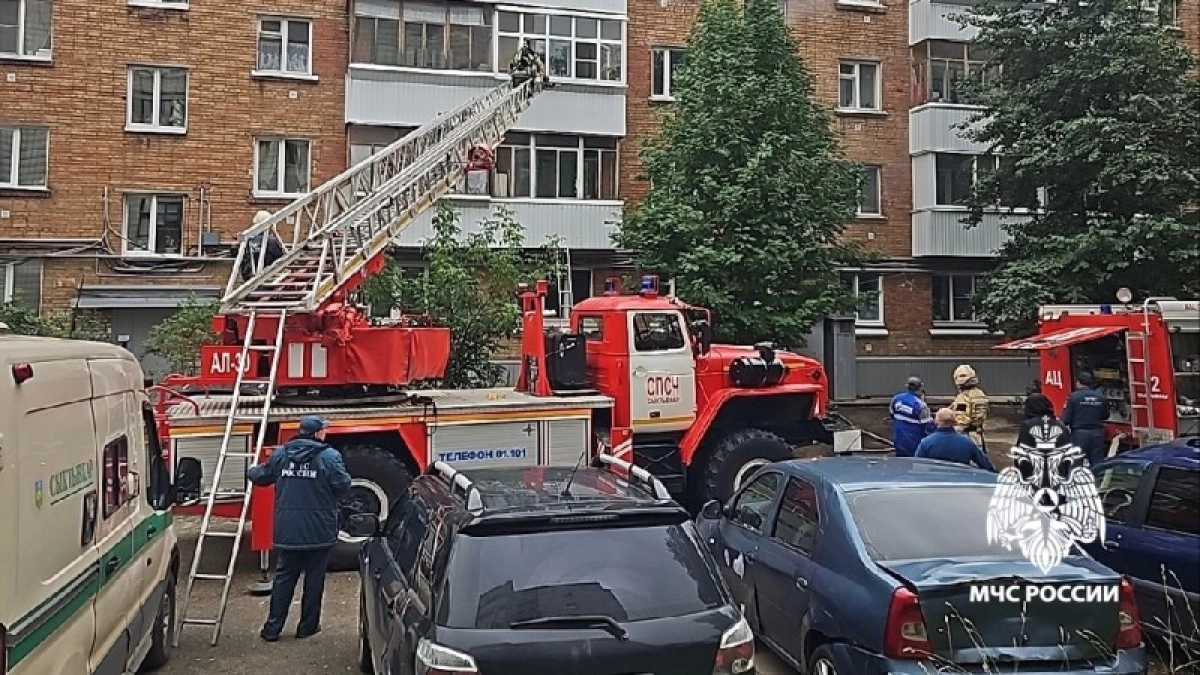 В Сыктывкаре пожарные спасли четырёх человек из горящего дома
