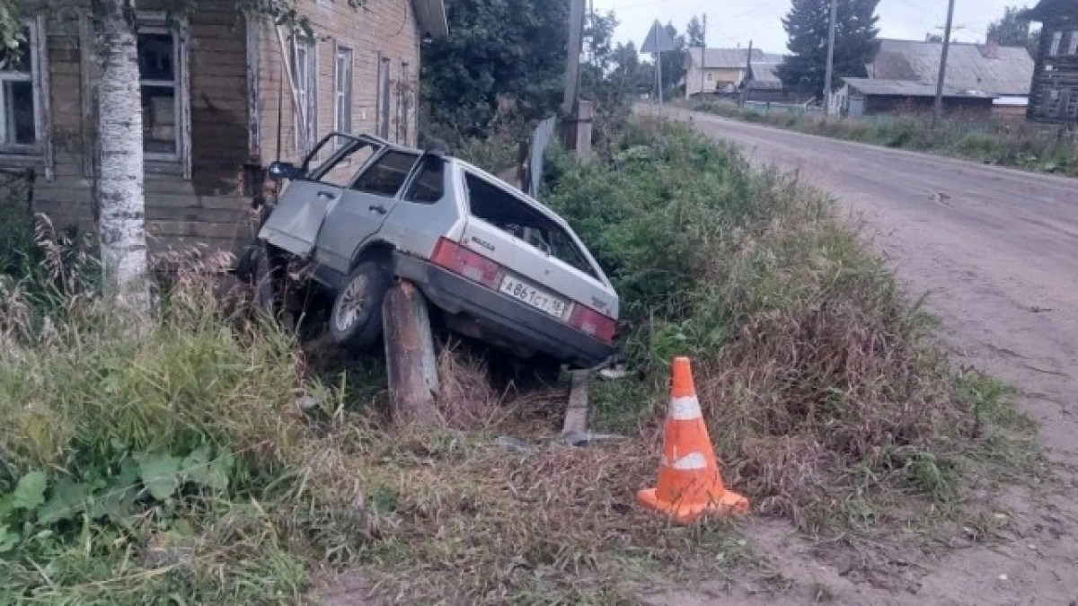 В Коми водитель легкового автомобиля съехал в забор и дом