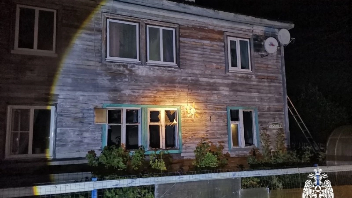 В Коми пожарные вытащили из задымленной квартиры четырех человек