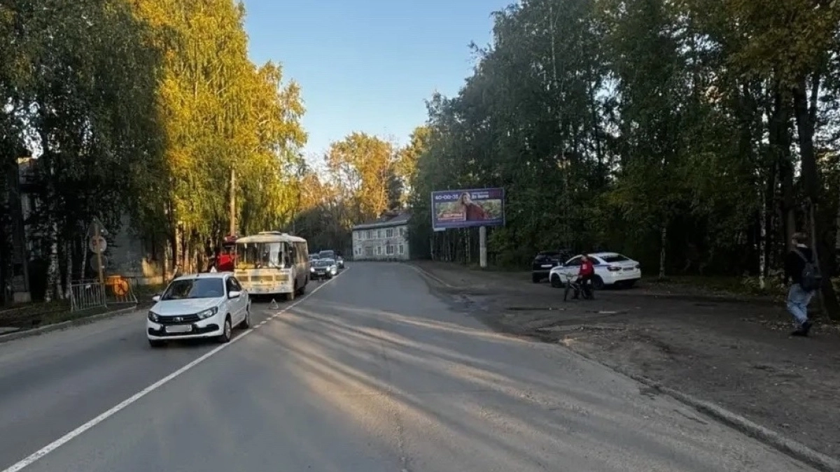 В Сыктывкаре автобус столкнулся с учебной легковушкой