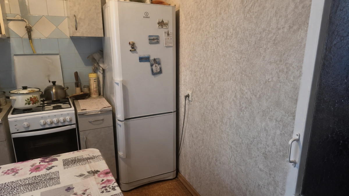 Холодильник вплотную к стене — бытовой колхоз: в 2026 технику ставят иначе — компрессор меньше греется и служит дольше
