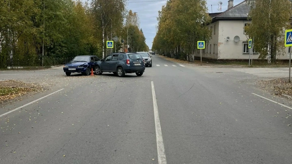 В Коми водитель Renault Duster при повороте налево столкнулся с ВАЗом