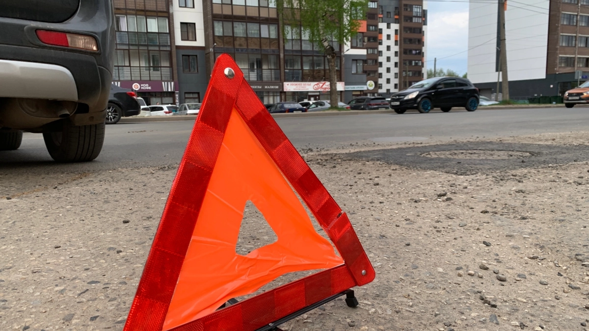 В Сыктывкаре автобус сбил фонарный столб, который рухнул на внедорожник