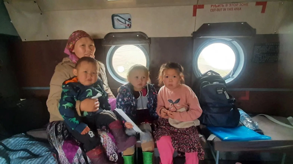 В Коми вертолетами доставили 162 ребенка оленеводов к местам учебы