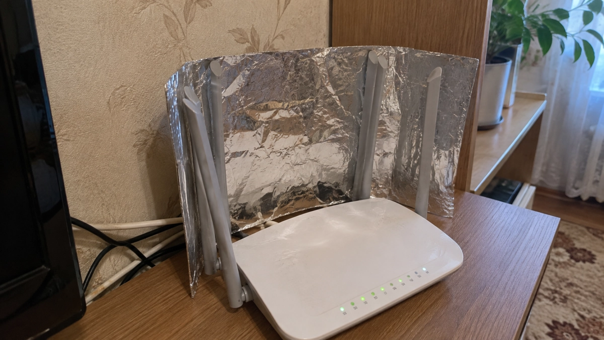Фольгу ставят за роутером не для красоты — простой трюк, о котором знают не все