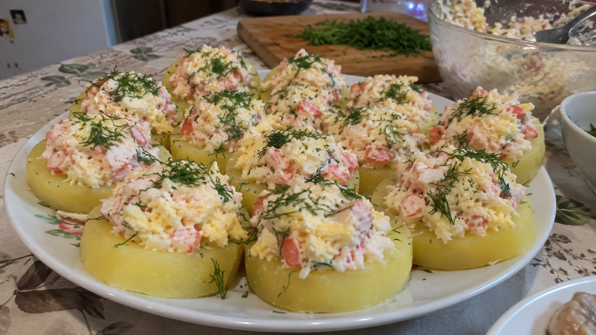 Не салат и не бутерброды: обычная картошка под крабовой шапочкой уходит со стола первой