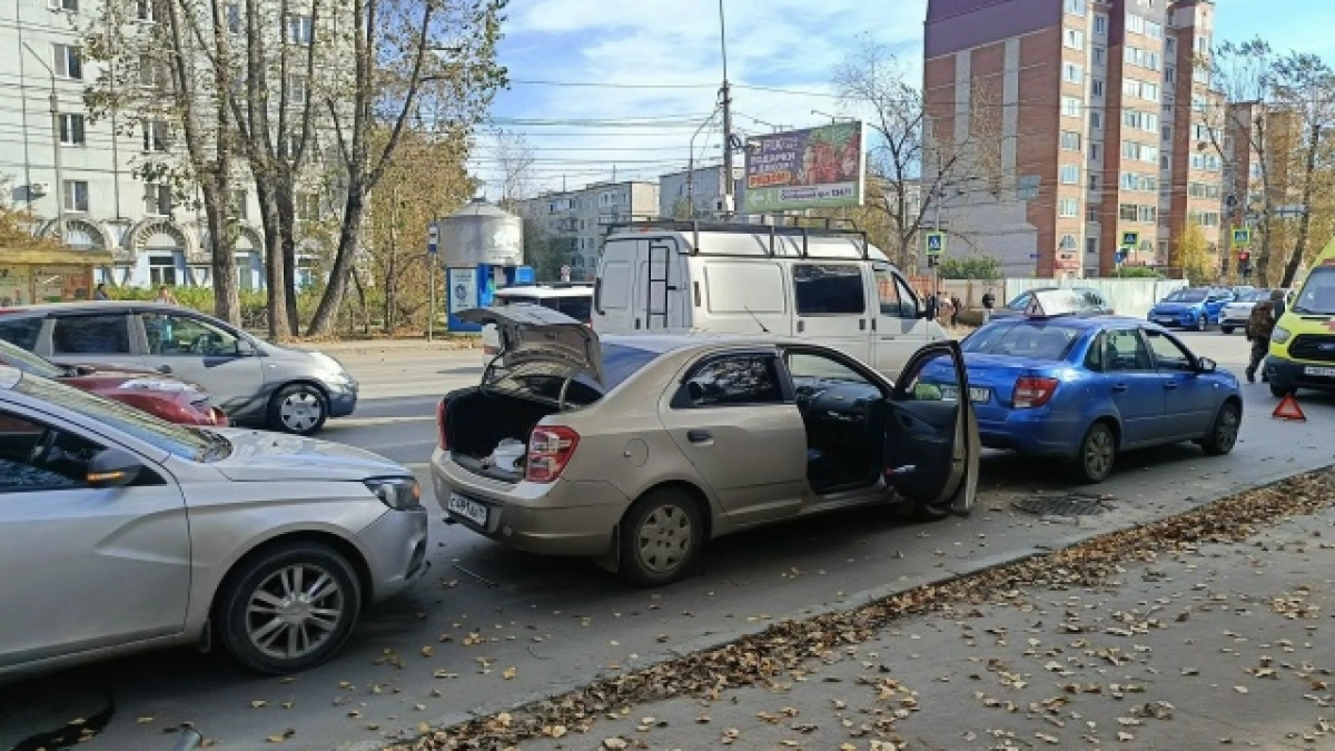 В Сыктывкаре женщина за рулём Lada Vesta спровоцировала аварию с тремя автомобилями