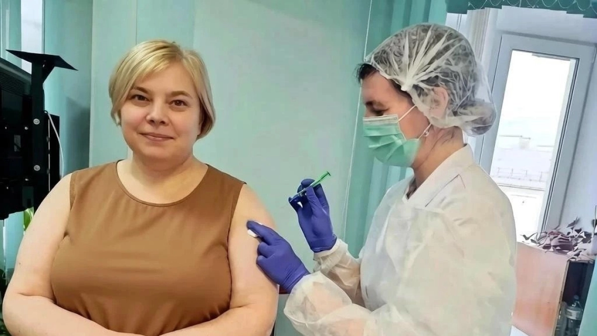 Глава Минздрава Коми Ирина Кондратьева сделала прививку от гриппа и призвала жителей последовать её примеру