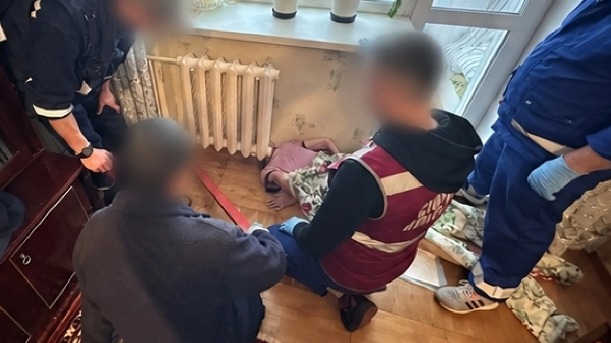 В Сыктывкаре пенсионерка застряла головой в батарее