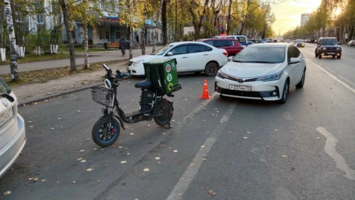 Сыктывкарка на электроскутере пострадала при наезде автомобиля возле поликлиники №3