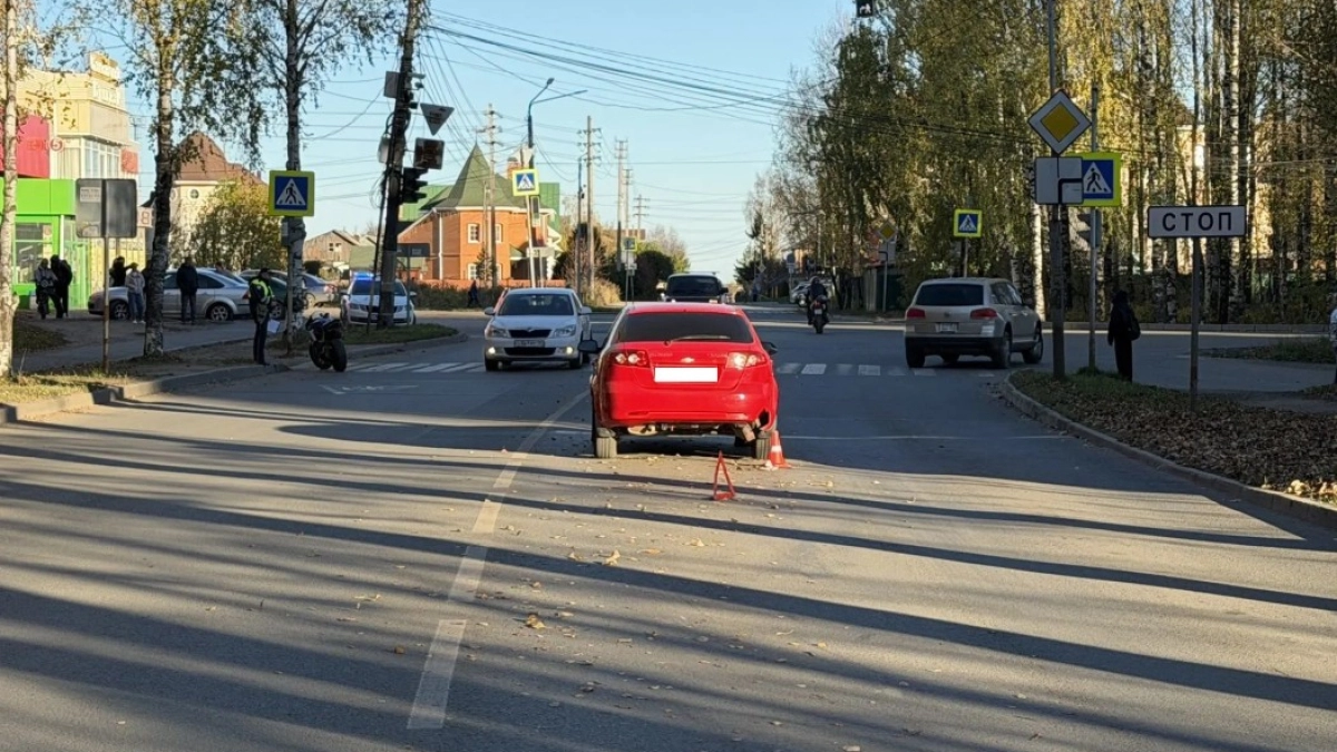 В Сыктывкаре мотоцикл с девочкой-пассажиркой врезался в Chevrolet