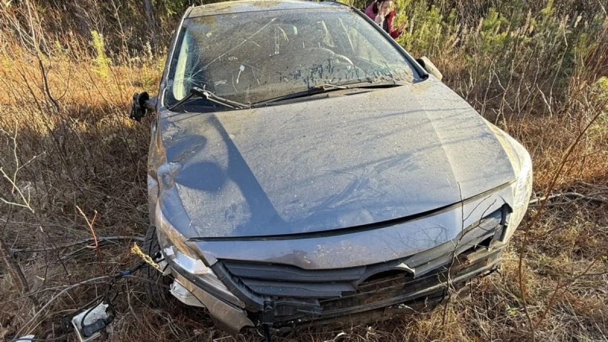 В Коми женщина за рулем Hyundai Solaris опрокинулась в кювете