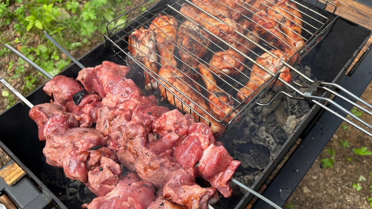 В Грузии шашлык маринуют без уксуса и соевого соуса: мясо остаётся сочным и буквально тает