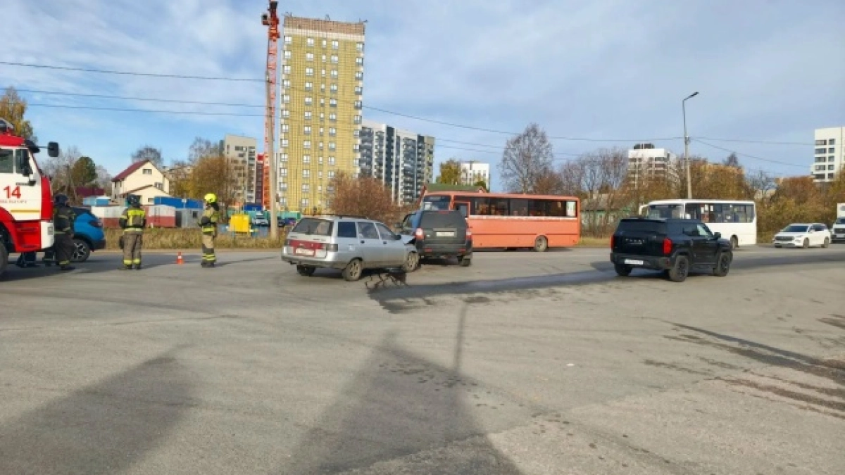 В Сыктывкаре внедорожник протаранил ВАЗ при выезде со второстепенной дороги