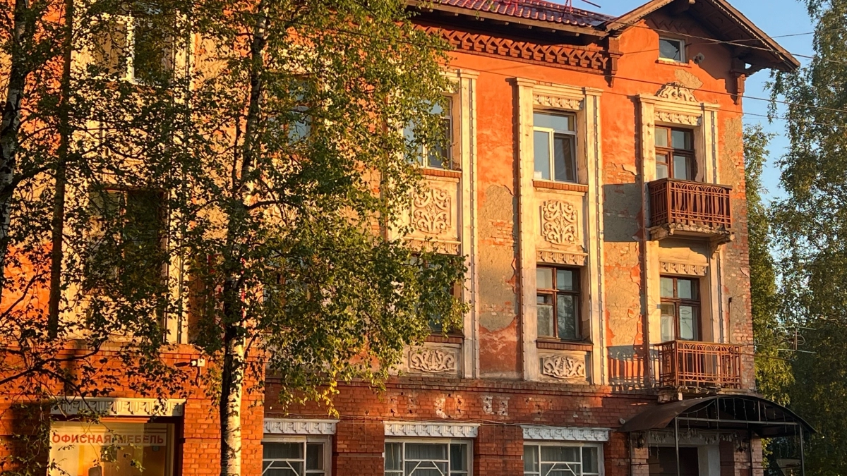 Жителям Коми рассказали, кто должен платить за новые окна в подъезде