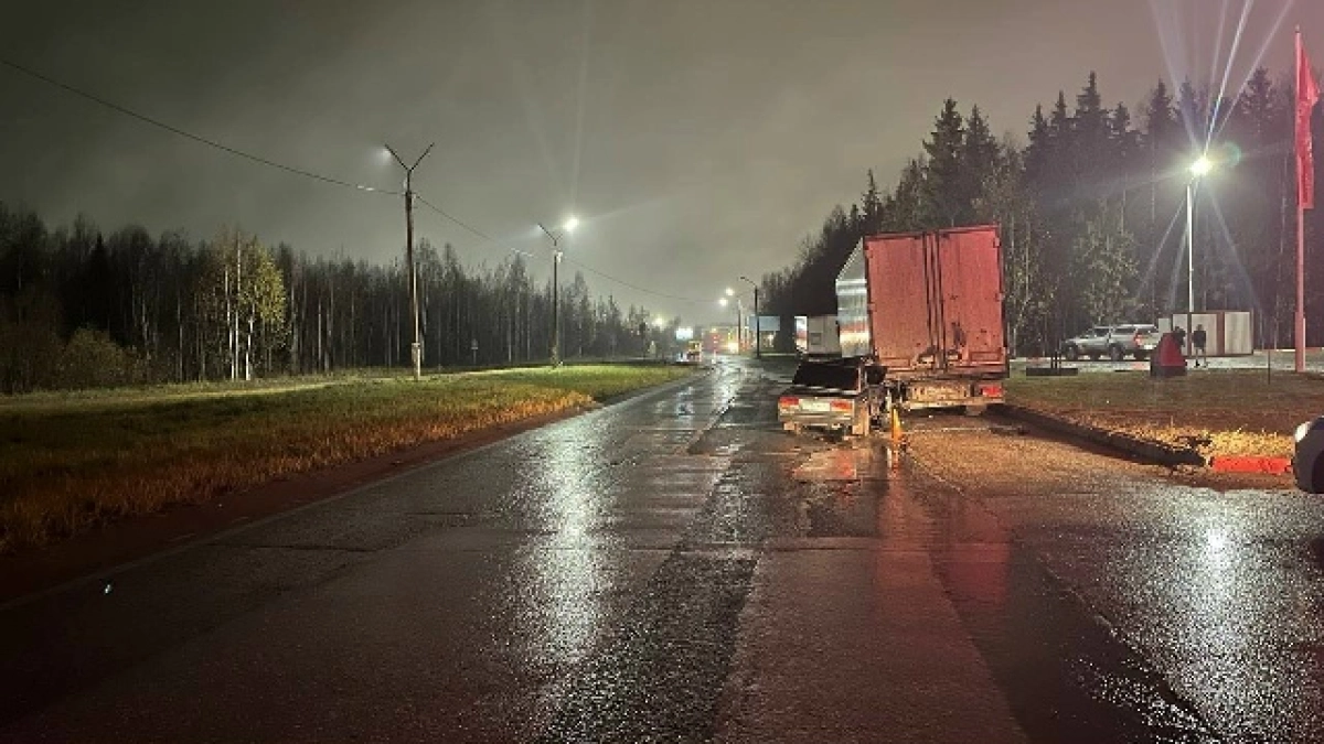 Сыктывкарец на ВАЗе врезался в припаркованный большегруз и попал в больницу