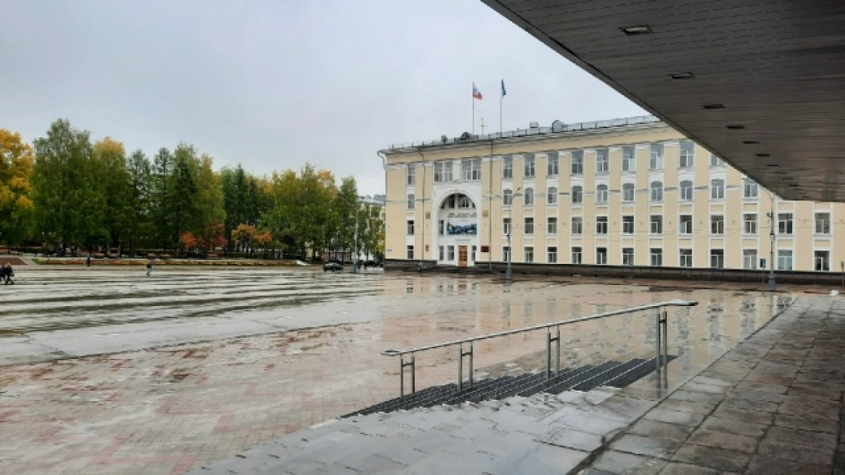 Возле зданий власти Коми в Сыктывкаре проведут санитарную вырубку