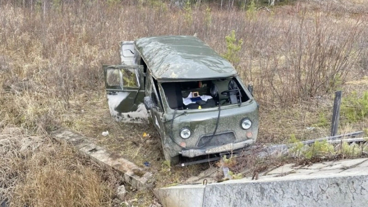В Коми УАЗ съехал в кювет и перевернулся