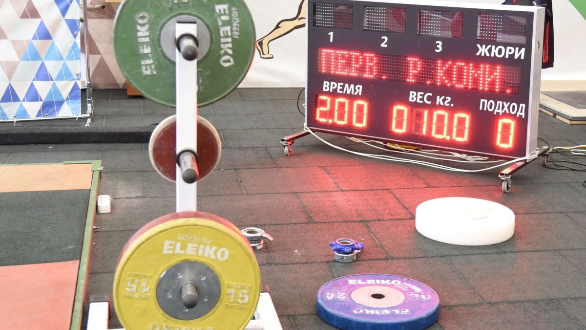 В Сыктывкаре около 30 тяжелоатлетов поборются за звание чемпионов Коми среди юниоров