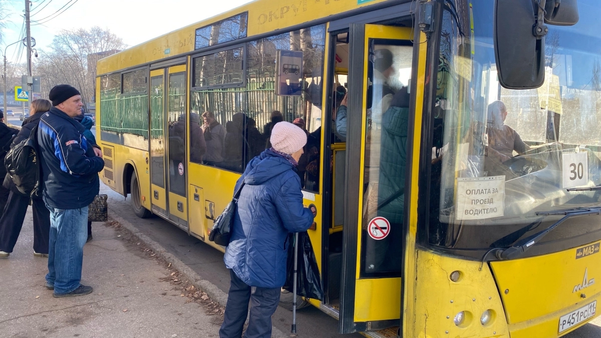 Дачники Сыктывкара пожаловались на переполненные автобусы после перехода на зимнее расписание