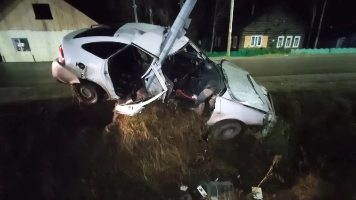 В Коми водитель Lada Priora не справился с управлением и врезался в опору ЛЭП