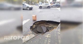 Асфальт обрушился прямо под автомобилем на одном из перекрестков Сыктывкара