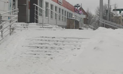 В Сыктывкаре борются со снежной неурядицей у магазинов: от бесед до штрафов