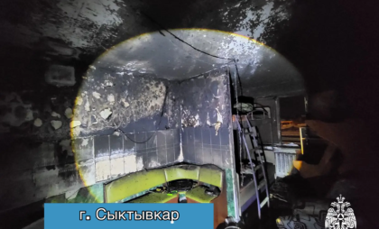 В Сыктывкаре спасатели вывели из горящего дома 40 человек 